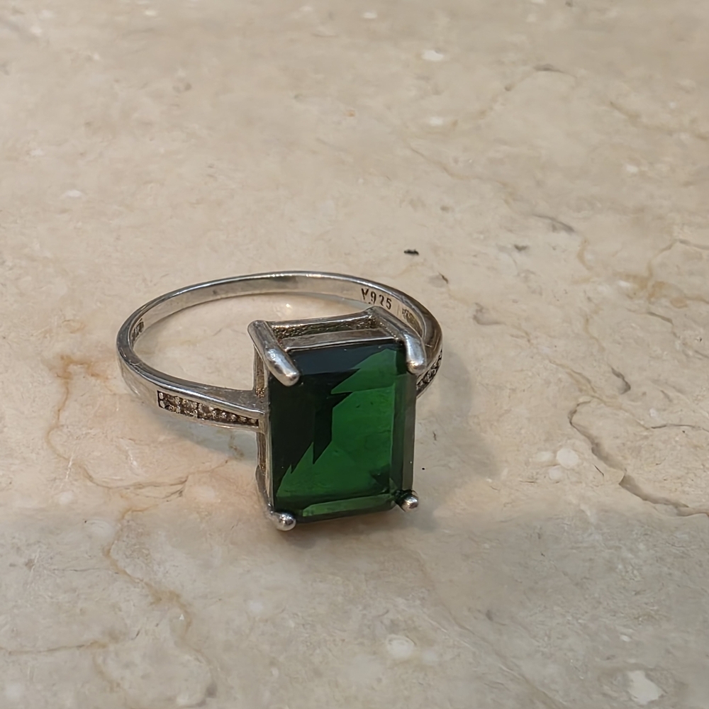 Elegant Green Gemstone Silver Ring Size 7